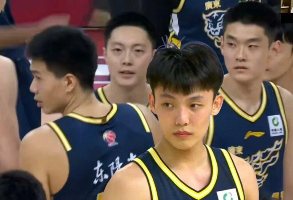 下滑得有点那快，卡塞米罗3次被过全场最高+5次丢失球权