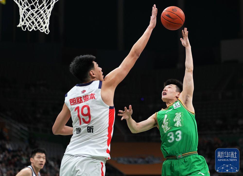 利物浦主场2比2平森林,伊劳拉不满上半场表现及换人牌故障